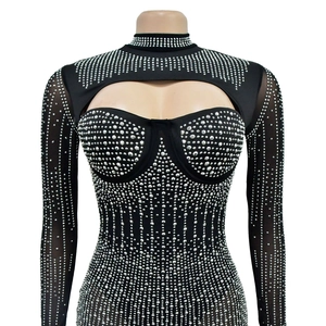 Detail von transparentem Netz-Langarmkleid mit glitzernden Strasssteinen und Ausschnitt