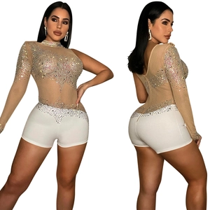 Détail d'une combinaison en maille à une manche avec strass colorés à l'avant et à l'arrière