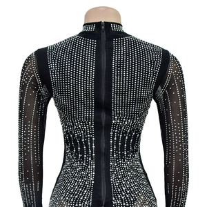 Detailansicht des Reißverschlusses und der Strass-Streifen auf dem Netz-Bodysuit