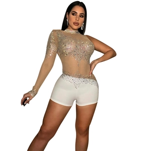 Détail d'un body en maille nude avec strass colorés et design à une épaule dénudée
