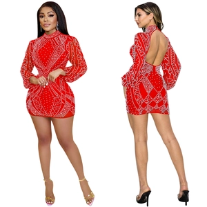 Détails d'une mini robe rouge moulante ornée de strass avec un design dos ouvert chic