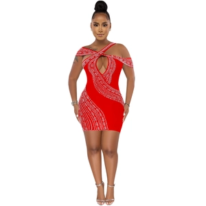 Détail de la robe moulante rouge ajourée avec motifs ondulés en strass argentés