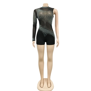 Détail du body noir à manche unique en tulle avec strass argentés brillants sur mannequin