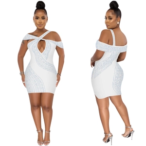 Détails de la robe moulante blanche avec strass bleus et découpe en forme de goutte