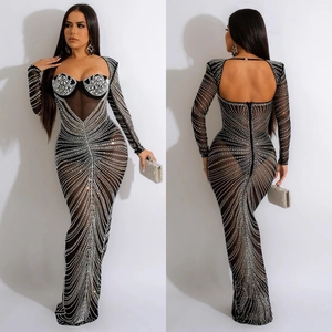 Robe de soirée noire en mesh à manches longues avec strass brillants et design dos nu élégant