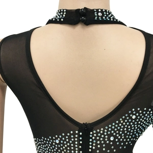 Détail du body en mesh transparent avec dos en V profond et strass irisés scintillants