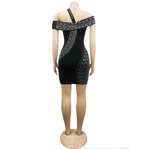 Détail de la robe moulante noire avec strass argentés scintillants sur le dos