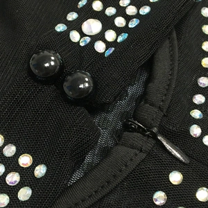 Détail de tissu en maille noire avec strass arc-en-ciel et fermeture éclair invisible