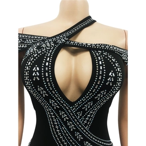Détail du licou croisé découpé et motif de strass argentés sur robe de soirée noire