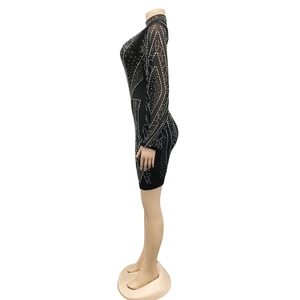 Vue latérale de la mini robe en maille noire avec motifs scintillants en strass argentés