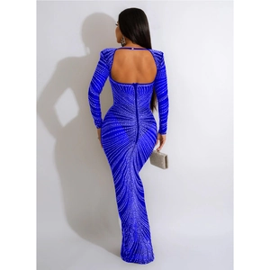 Détail d'une robe de soirée bleu roi avec strass, manches longues et dos nu coupe ajustée