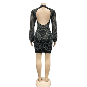 Détail de mini robe en maille dos nu avec strass argentés et motifs géométriques croisés