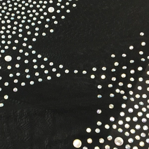 Détail du tissu en maille noire transparente orné de strass brillants pour femmes