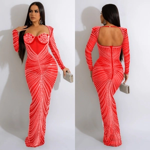 Robe longue rouge moulante à strass et manches longues avec dos nu et décolleté plongeant
