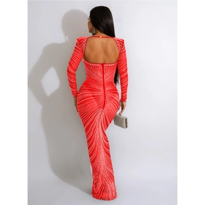Détail du dos nu avec lacets de cette robe longue rouge ornée de strass brillants