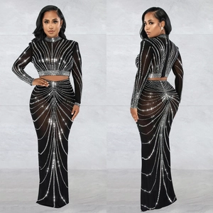 Zweiteiliges Damen-Set aus schwarzem Mesh mit silbernen Strasssteinen und langer Rock