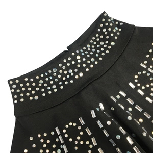 Détail de la robe en résille noire avec strass brillants et col montant côtelé