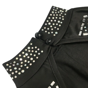 Détail du col montant de la robe en résille avec strass colorés et fermeture à boutons