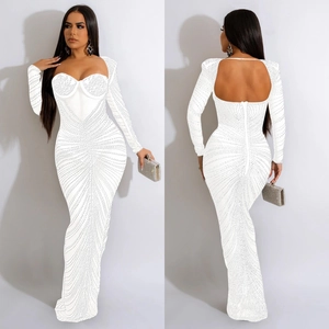 Vues avant et arrière d'une robe de soirée blanche en mesh avec strass et dos nu