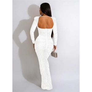 Détail de l'élégante robe blanche dos nu avec strass et manches longues en mesh