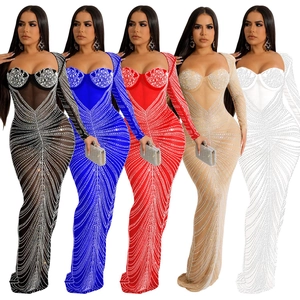 Détails de cinq robes en tulle avec paillettes verticales et strass au décolleté