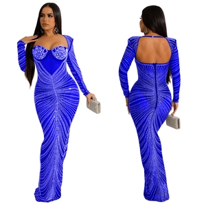 Robe de soirée bleue à manches longues avec strass argentés et dos nu élégant