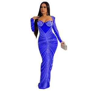 Détail de la robe en résille bleu roi avec strass blancs étincelants et manches longues diaphanes