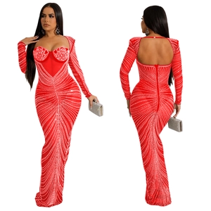 Détails de la robe de soirée rouge avec strass et design dos nu élégant en gros plan