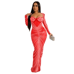 Détail de la robe de soirée rouge en tulle avec strass blancs et coupe sirène élégante