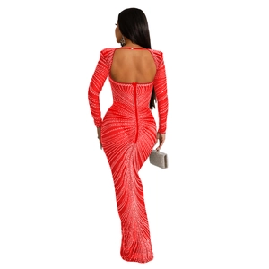 Détail de la robe rouge dos nu ornée de motifs complexes en strass géométriques