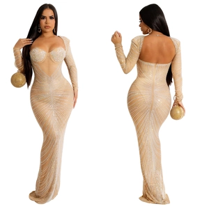 Détail d'une robe longue en maille champagne avec strass scintillants et dos ouvert sexy