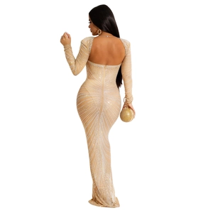 Vue détaillée du dos d'une robe de soirée champagne avec strass et décolleté plongeant