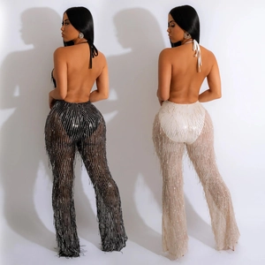 Détail de la texture des franges à paillettes sur un pantalon transparent noir et blanc