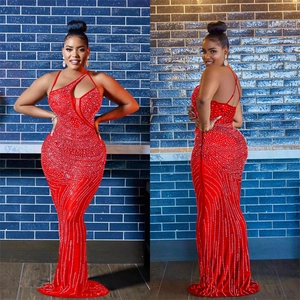 Lussuoso abito da sera rosso con strass, scollo all'americana e scollo a V in rete a sirena
