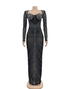 Détail d'une robe en résille noire avec des strass argentés en motif radial étoilé