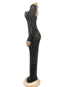 Vue latérale détaillée d'une robe longue en maille noire avec motifs de strass argentés