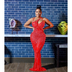Dettaglio dell'abito lungo rosso con strass argentati e scollatura all'americana