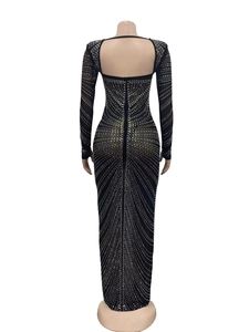 Détail du dos d'une robe de soirée noire avec découpe carrée et strass argentés brillants