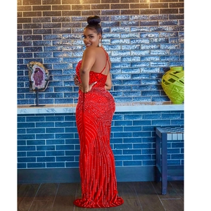 Dettaglio dell'abito lungo rosso senza maniche con strass argento e motivo a onde