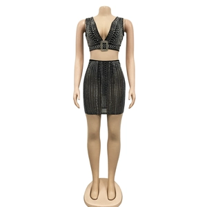 Détail de l'ensemble col V avec strass argentés et boucle carrée sur tissu élastique noir