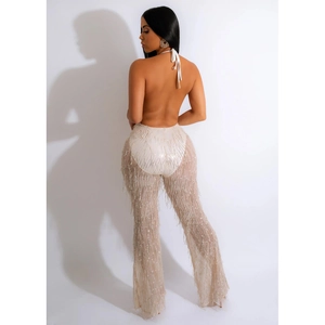 Détail du pantalon en maille à franges pailletées blanches avec taille haute et style chic