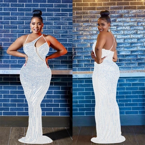Elegante abito da sera a sirena bianco con paillettes blu, spalline sottili e schiena scoperta