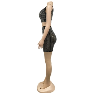 Détail d'un ensemble deux pièces pour femme en mesh avec strass argentés étincelants