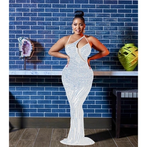Dettaglio dell'abito a sirena bianco con strass blu e spalla in mesh traforata