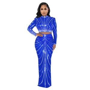 Detail des königsblauen Netz-Kleid-Sets mit aufwendigen silbernen Strassmustern