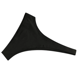 Détail du string noir lisse en tissu extensible avec des coutures de haute qualité