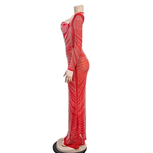 Détail d'une robe rouge en mesh à manches longues ornée de strass argentés rayonnants