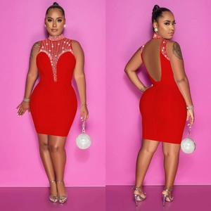 Robe moulante rouge avec strass, dos nu en mesh et col licou de longueur mini