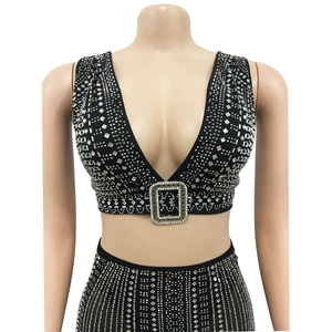 Détail de l'ensemble deux pièces noir avec strass scintillants et boucle élégante