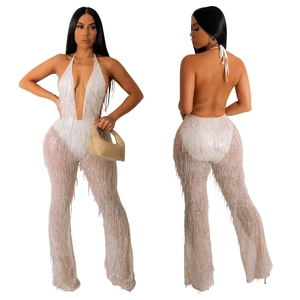 Détail de sequins blancs et tulle transparent sur cette combinaison sans manches